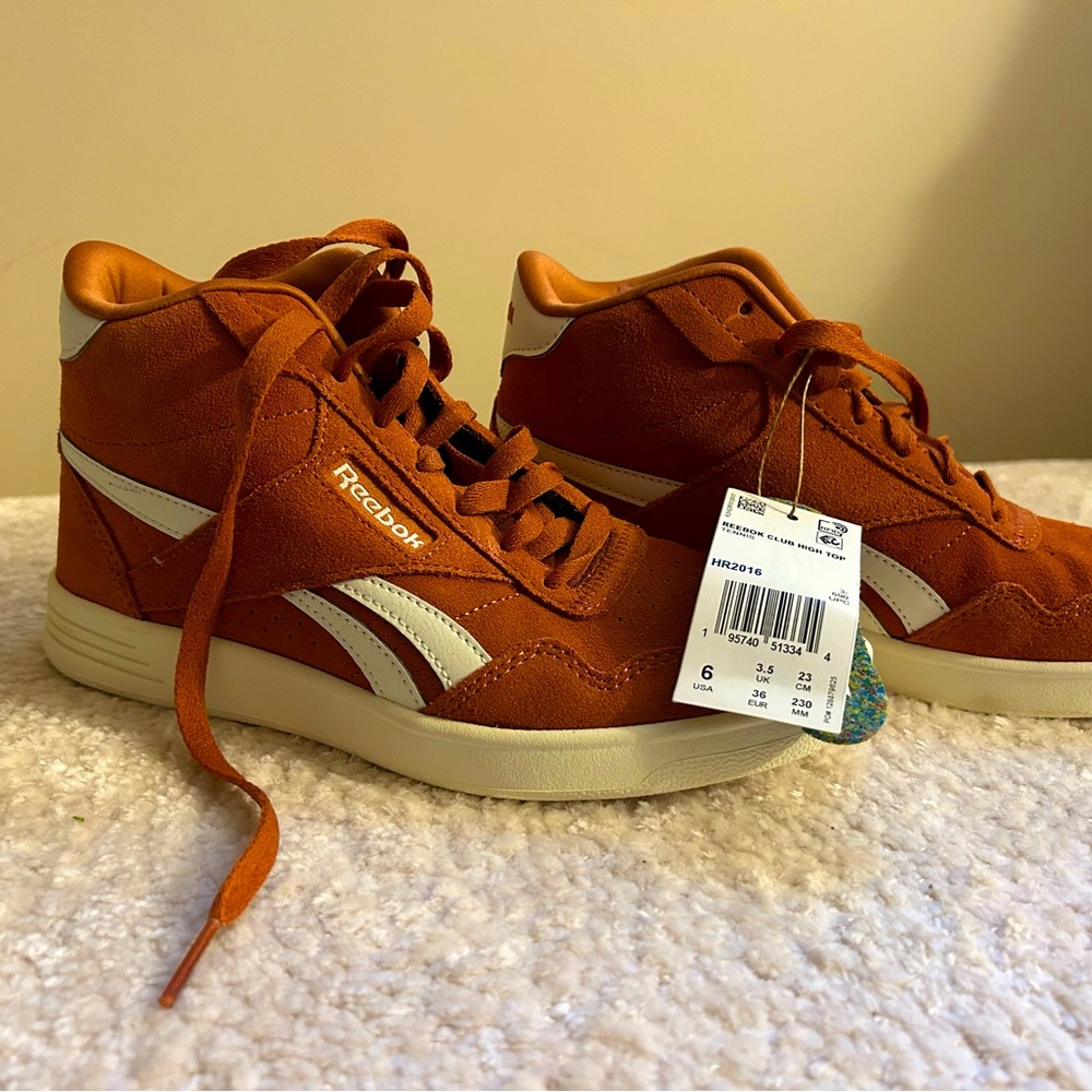 Reebok NWT Hightop size 6